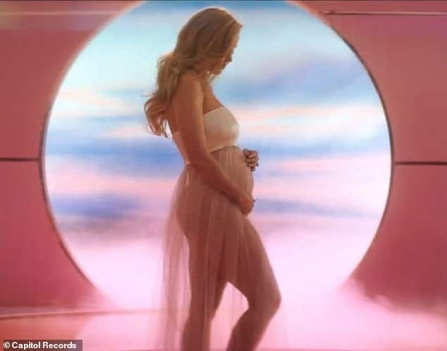 Katy Perry mostrando a barriga de grávida no clipe