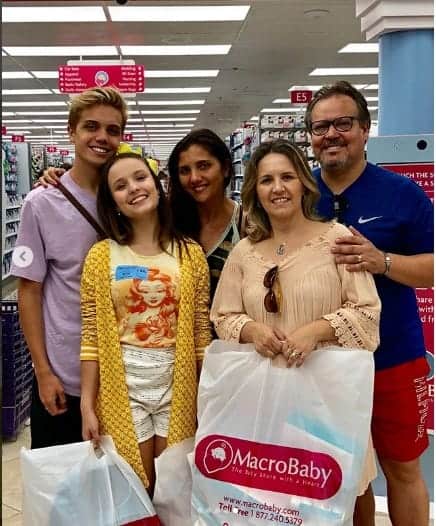 A família da Larissa Manoela e do namorando fazendo compras juntos