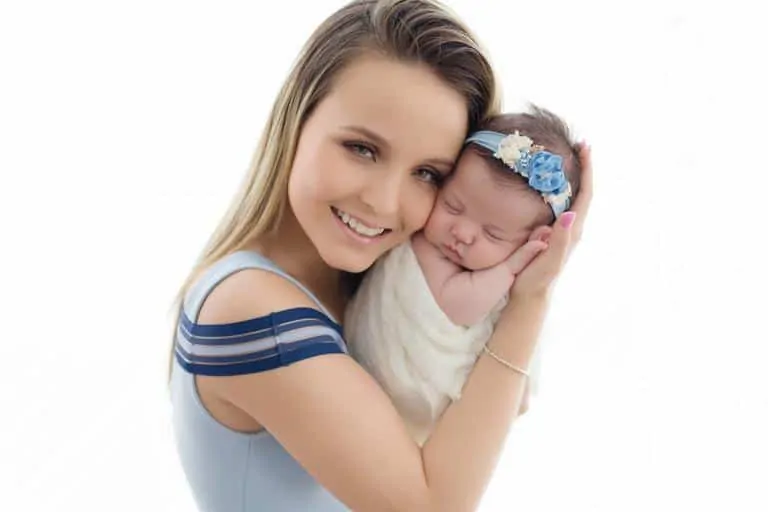 Larissa Manoela com Antonella em ensaio newborn