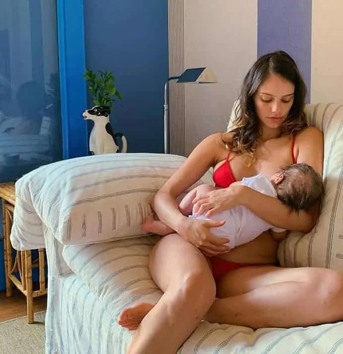 Laura Neiva e sua bebê com o ator Chay Suede
