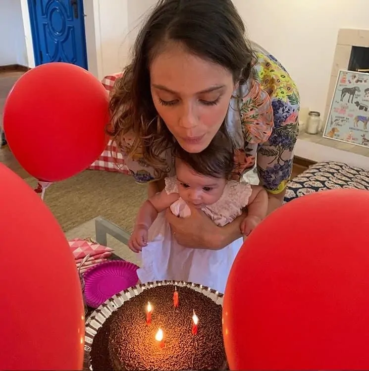 Laura Neiva celebrando os quatro meses de sua filha