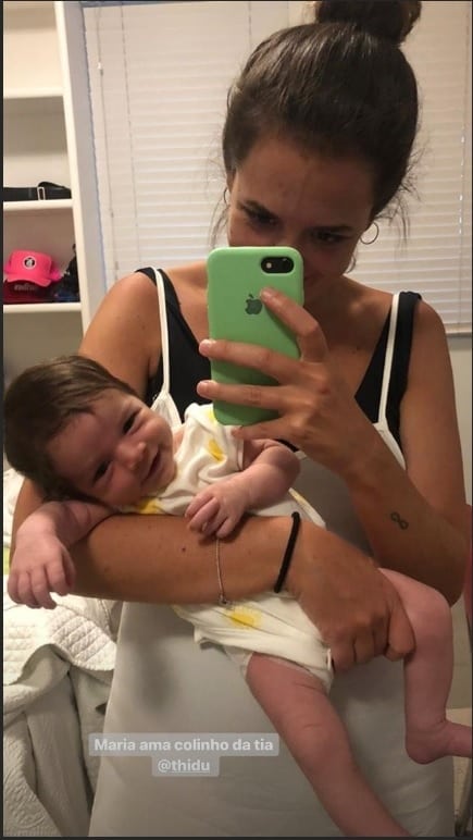 Bebê de Laura Neiva e Chay Suede dando risada no colo da tia