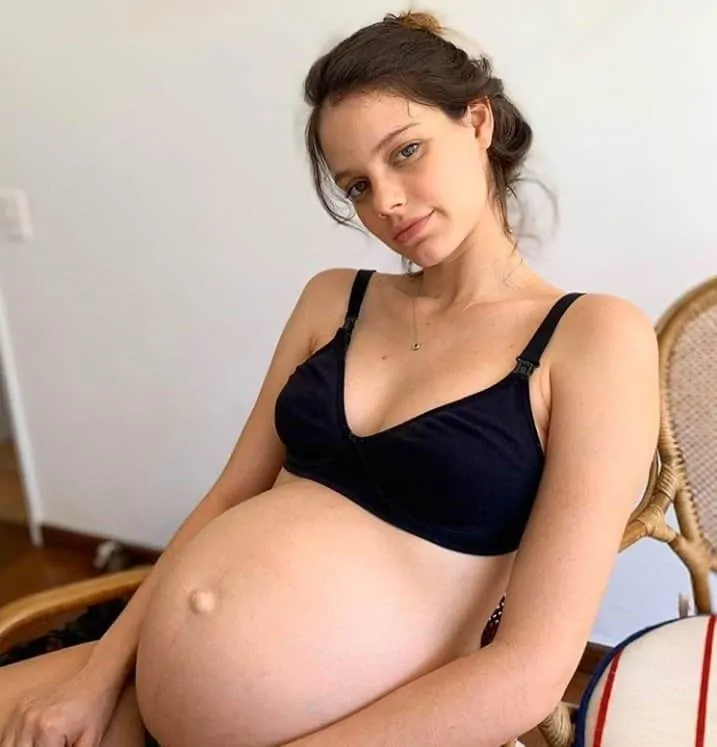 Laura Neiva mostrou a barriga de grávida