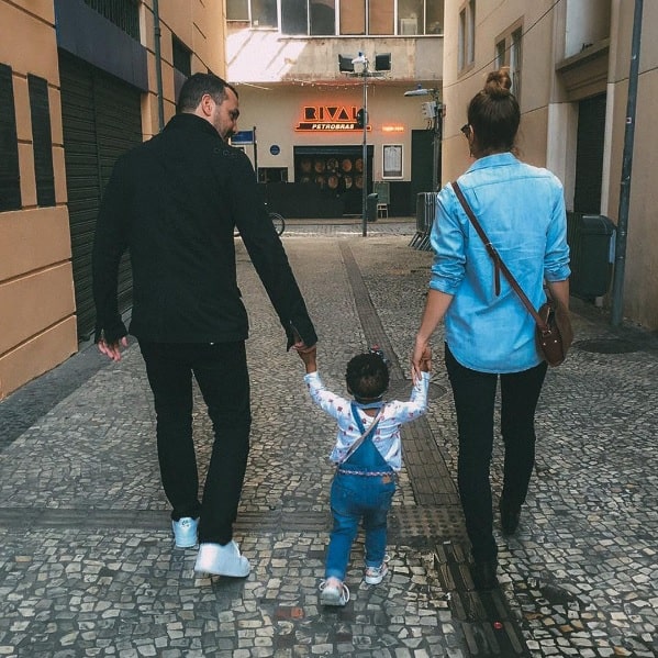 Leandra Leal posta foto com a filha e o marido