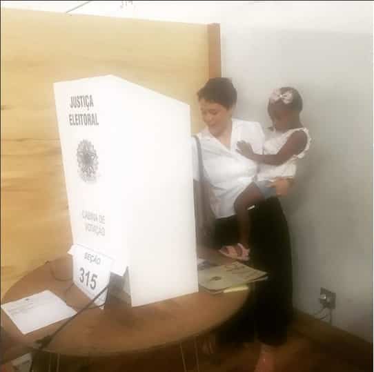 A pequena Júlia acompanhou a mamãe Leandra Leal na hora da votação