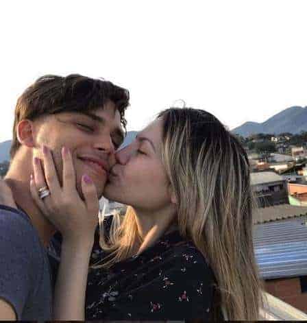 Sarah Poncio beijando o marido Jonathan Couto
