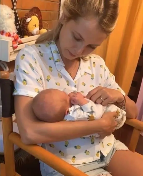 Letícia Colin mostrou a amiga com sua bebê no colo