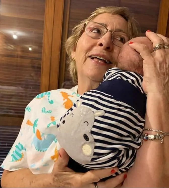 O bebê de Letícia Colin no colo de sua avó