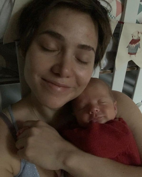 Letícia Colin com seu filho recém-nascido