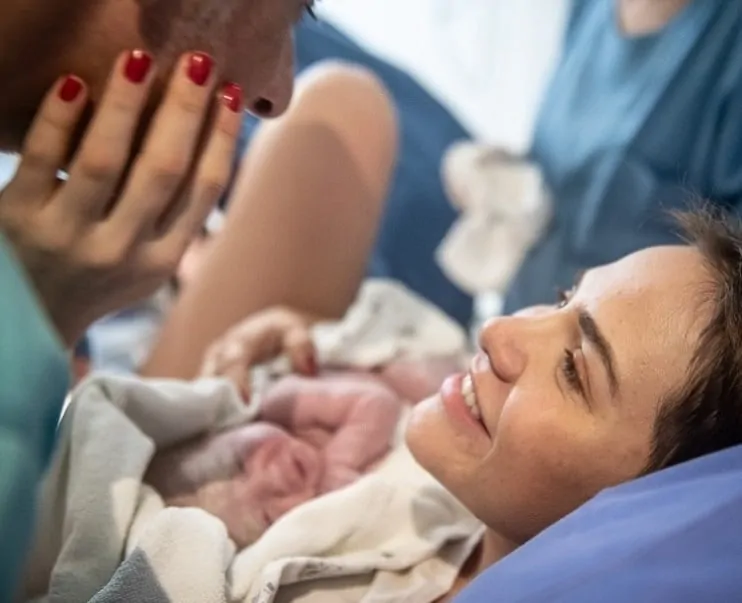 Letícia Colin e Michel Melamed pouco após seu parto