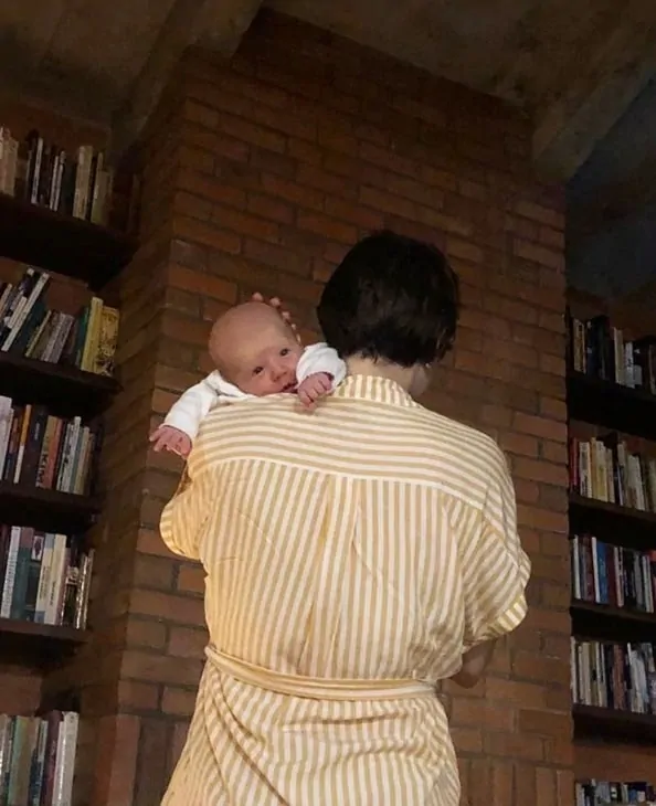 Letícia Colin mostrando o rosto de seu bebê