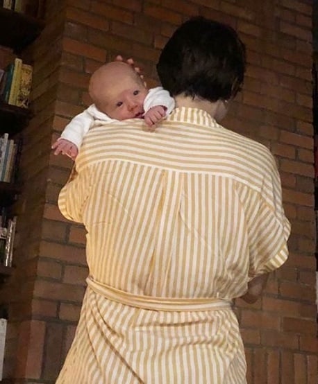 A atriz Letícia Colin com o filho, o pequeno Uri