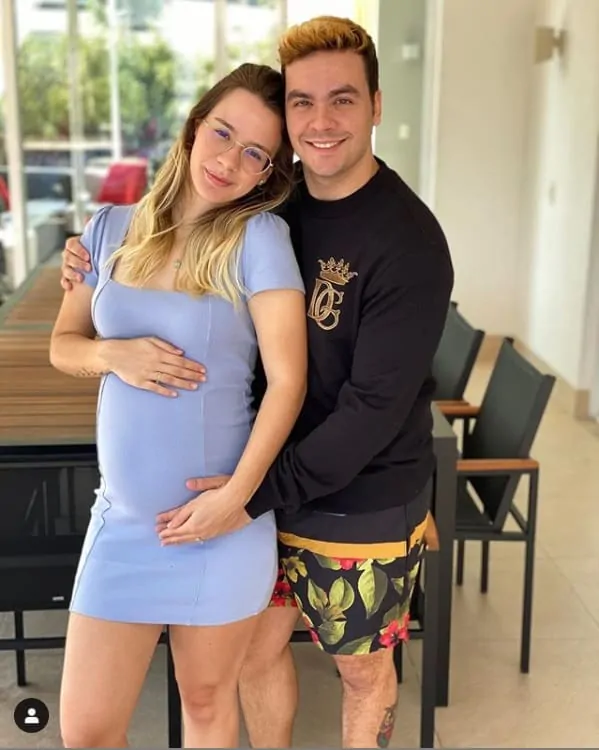 Luccas Neto e a namorada grávida de seu primeiro filho