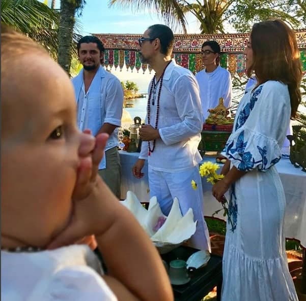 A fofa Madalena e os pais Yanna Lavigne e Bruno Gissoni durante o casamento