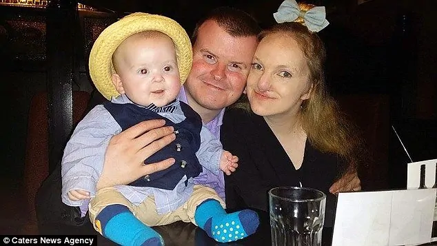O bebê Hayden com seus pais