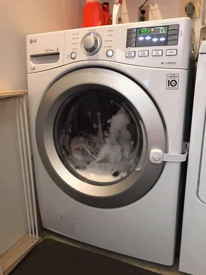 Mãe mostrou a máquina de lavar roupa com trava depois sua bebê ficar presa nela