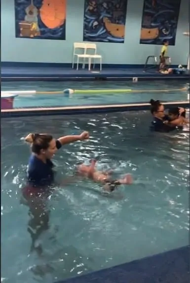 Bebê virando após ter sido jogado na piscina