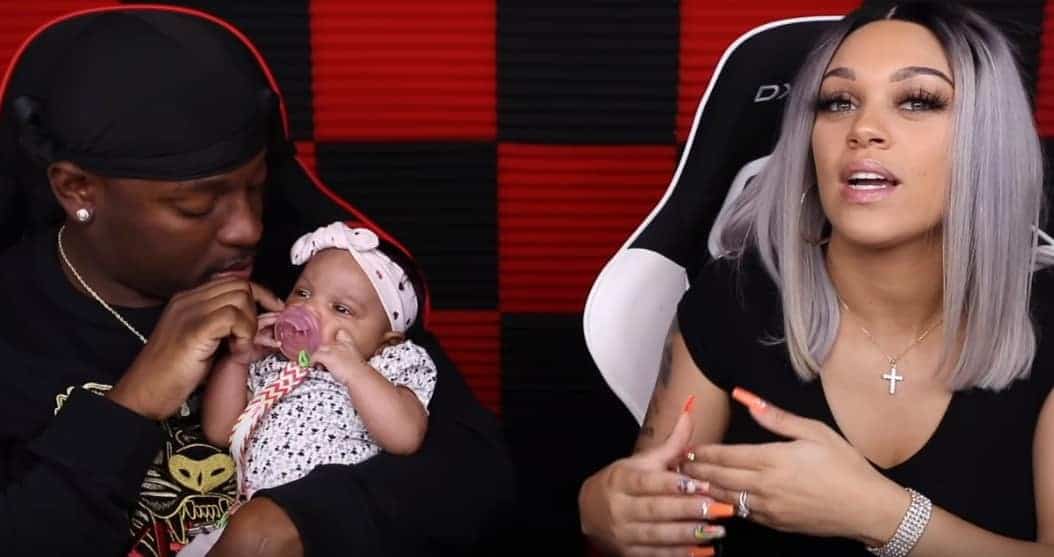 Casal de youtubers com sua bebê após polêmicas