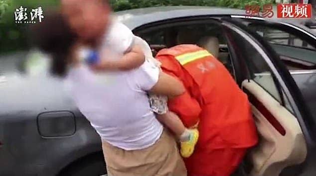 Mãe com seu menino após ter deixado os bombeiros abrirem o carro