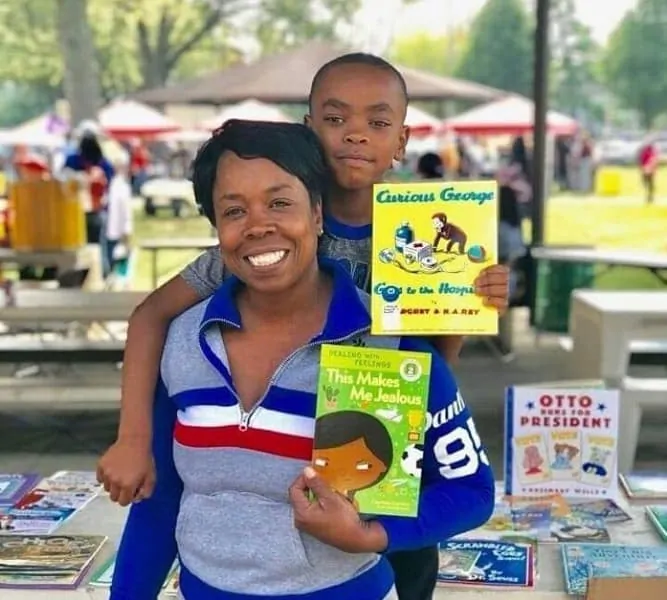 A mãe aproveita todas as oportunidades que surgem para oferecer um livro para uma criança