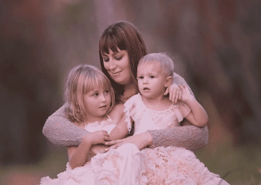 Imagem da mãe Holly Smith com suas filhas