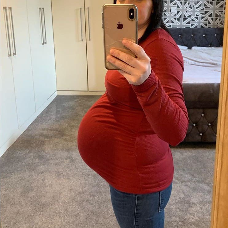 Mãe mostra barriga grávida do bebê 22