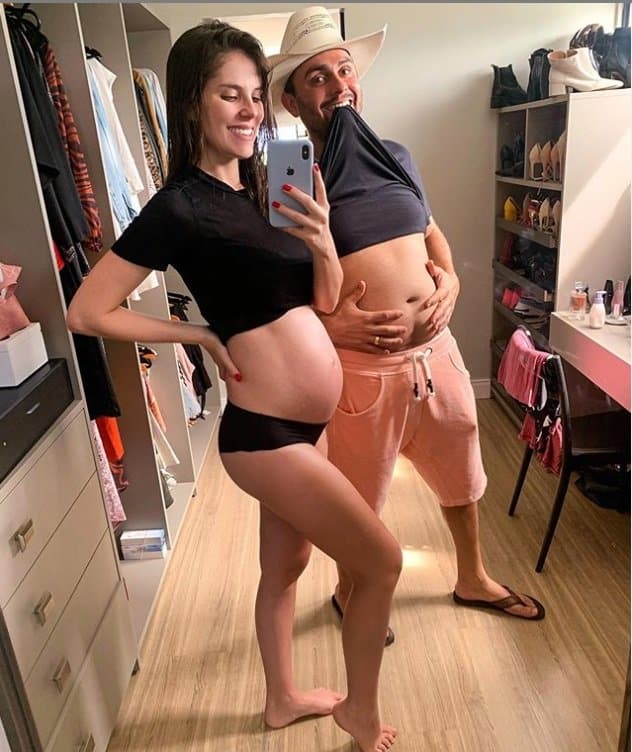 Mano Walter e sua esposa fazendo uma divertida foto de grávida