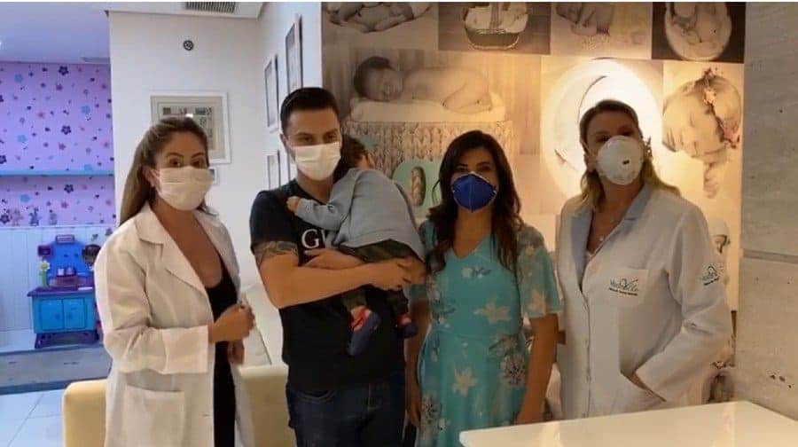 Mara Maravilha com seu noivo e seu filho na pediatra