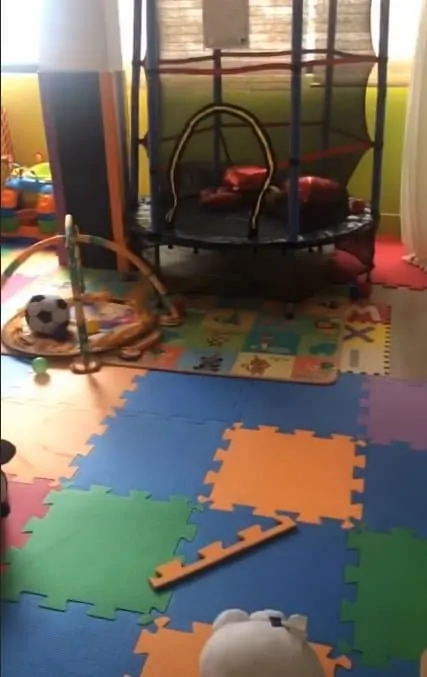 Mara Maravilha mostrando o quarto de brinquedos do filho
