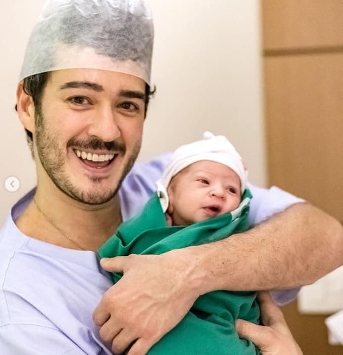 Marcos Veras com seu filho logo após nascer