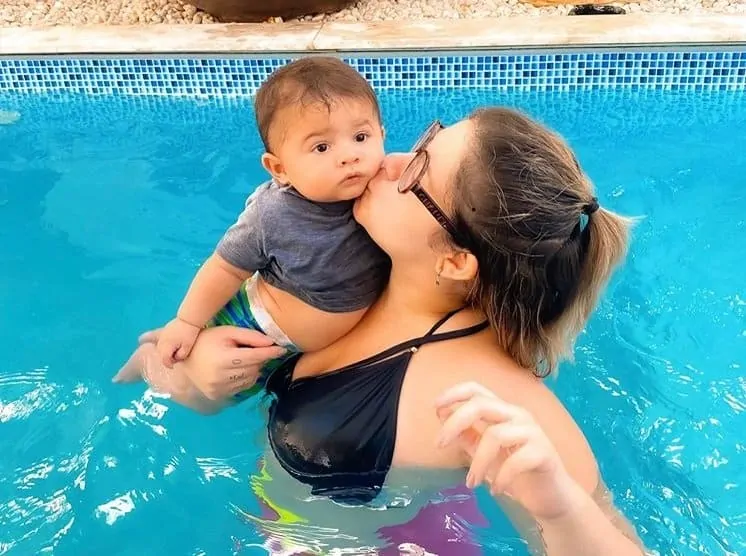 Marília Mendonça na piscina com o filho