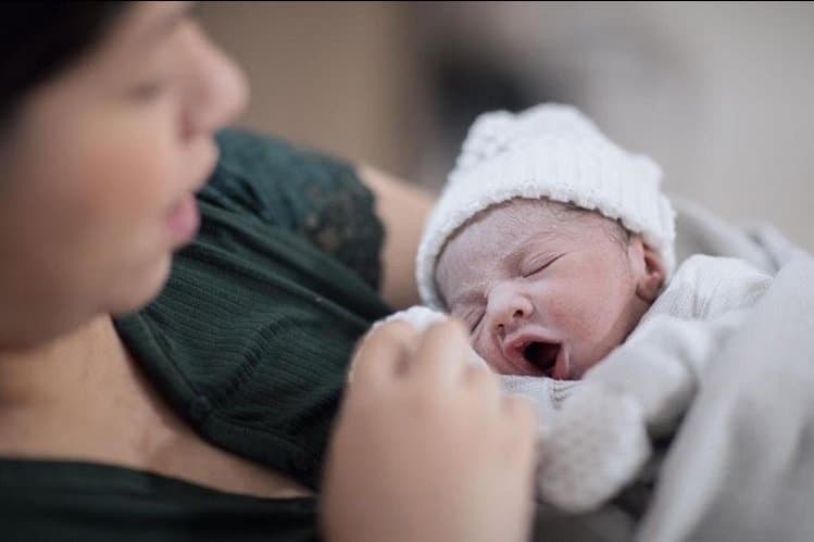 Marília Mendonça e seu bebê recém-nascido
