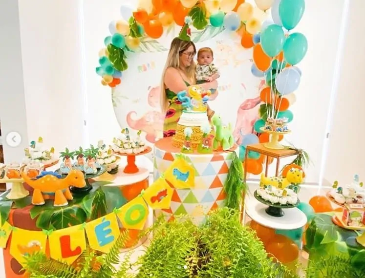 Marília Mendonça e Léo na festa do bebê