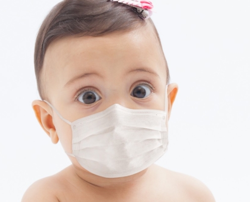 Saiba por que máscaras não devem ser usadas por crianças menores de dois anos