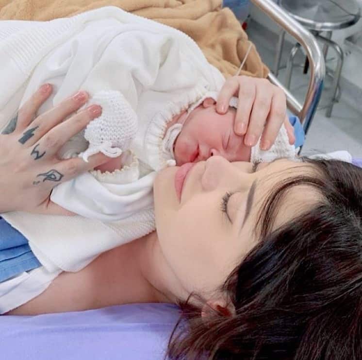 Mayana Moura com o filho pouco após o parto