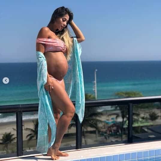 Mayra Cardi decidiu compartilhar fotos bem inusitadas de sua filha na barriga