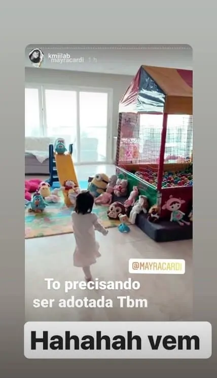 Mayra Cardi mostrando a filha com seu brinquedão