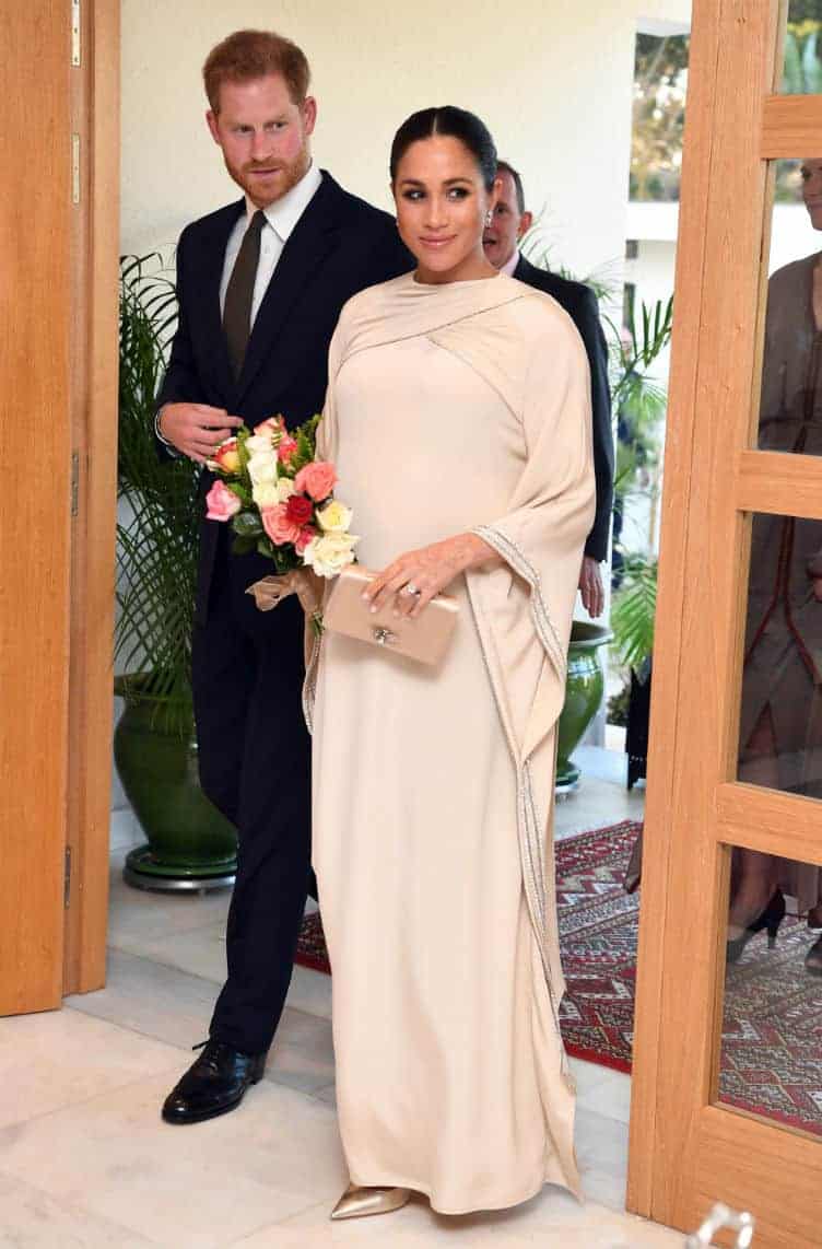 O príncipe Harry com a duquesa Meghan Markle que usou um belo vestido de gala