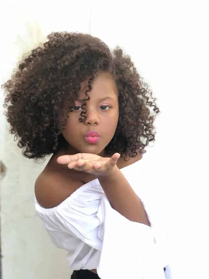 A "modelo" Bella após o tratamento feito por cabeleireiros especialistas em cabelo afro