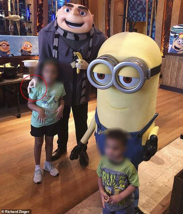 Foto da menina ao lado de funcionário da Universal Studios que fez símbolo racista