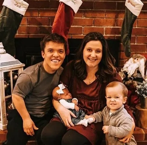 Zach Roloff com sua menina recém-nascida e a esposa e o outro filho