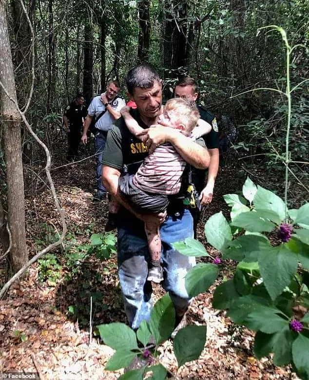 Menino autista sendo salvo pelo policial após desaparecer