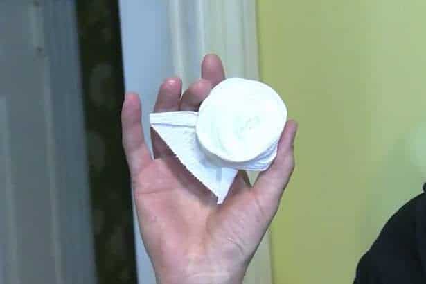 Até um origami de uma rosa com o papel higiênico o estranho fez