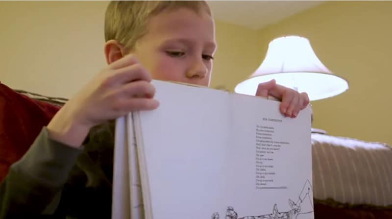 O vídeo com o menino lendo para a avó viralizou