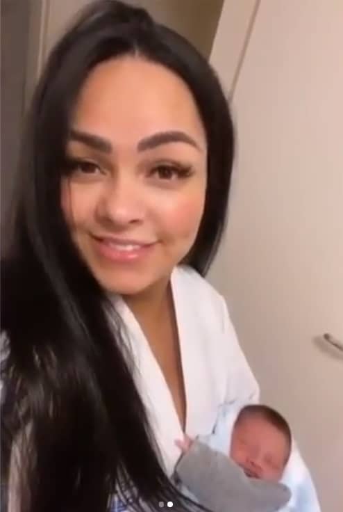 Mulher Melancia com seu filho recém-nascido