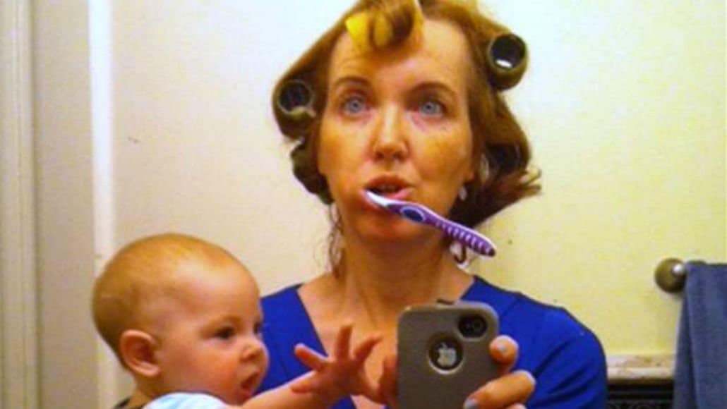 Cabelo, dentes escovados e bebê