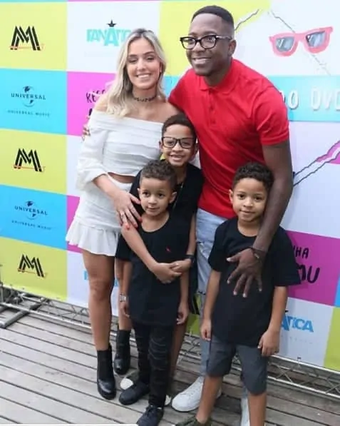 O cantor Mumuzinho com a namorada e seus três filhos