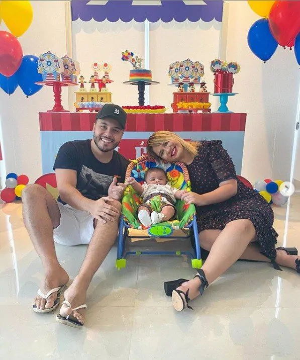 Murilo Huff e Marília Mendonça celebrando mêsversário do pequeno Léo