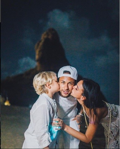 Davi Lucca e Bruna Marquezine beijando o jogador Neymar