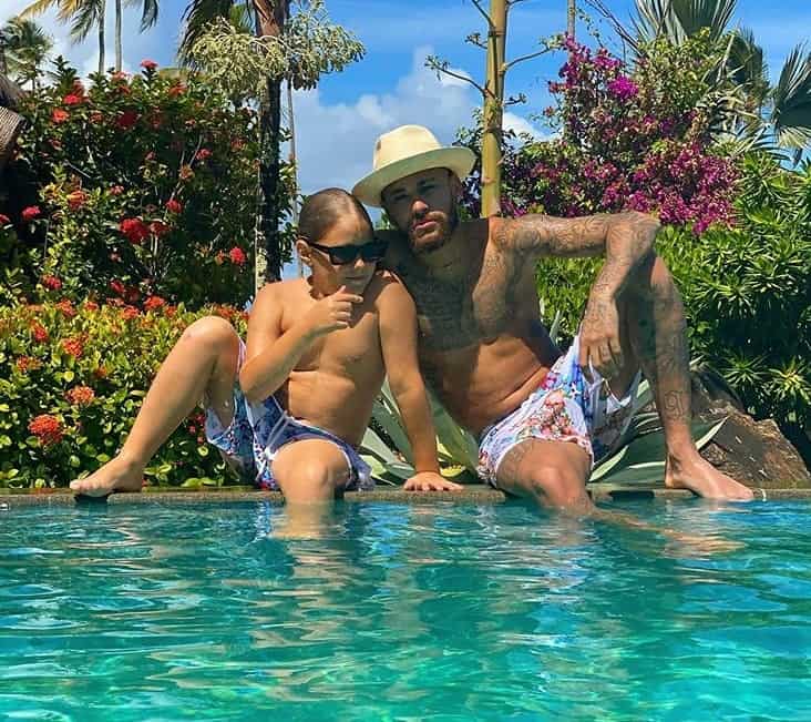 Neymar com seu filho Davi Lucca na piscina